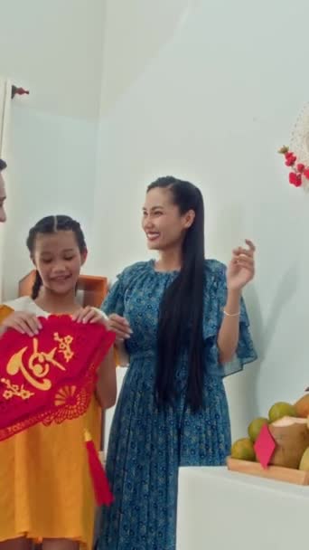 Függőleges Ázsiai Szülők Tizenéves Lánya Lógó Keleti Díszek Falon Miközben — Stock videók