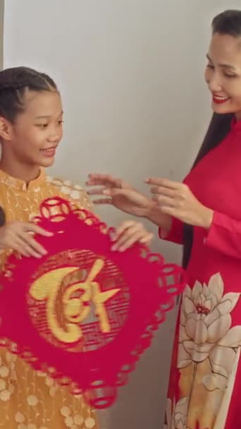 Vertical Vietnamese Mother Daughter Traditional Costumes Decorating Wall Tet Holiday — Stock Video