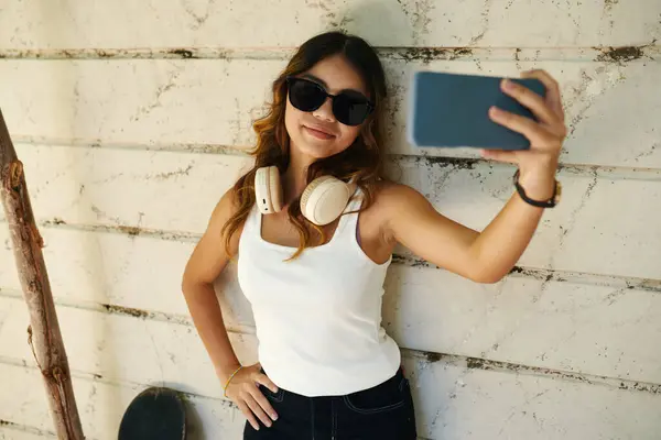 Usmívající Dívka Slunečních Brýlích Přičemž Selfie Pro Její Blog — Stock fotografie