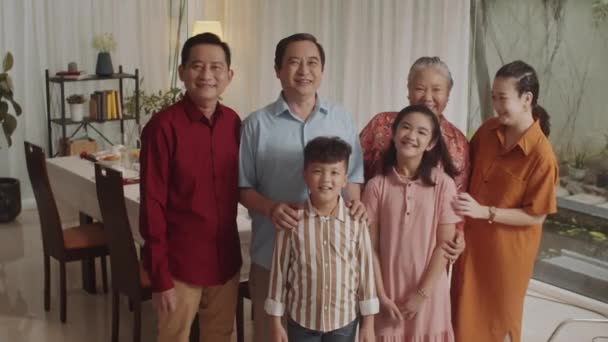 Mittellanges Porträt Einer Asiatischen Mehrgenerationenfamilie Die Sich Beim Essen Hause — Stockvideo