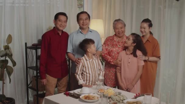 Μεσαία Μακριά Φωτογραφία Της Μεγάλης Ευτυχισμένης Ασιατικής Οικογένειας Ποζάροντας Για — Αρχείο Βίντεο