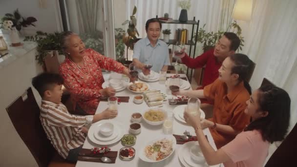 Υψηλή Γωνία Των Πολλαπλών Γενεών Ασιατική Οικογένεια Clinking Γυαλιά Ενώ — Αρχείο Βίντεο