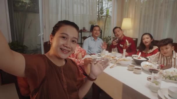Anne Ailesinin Yemek Masasında Oturup Kameraya Salladığı Video Görüntüsü — Stok video