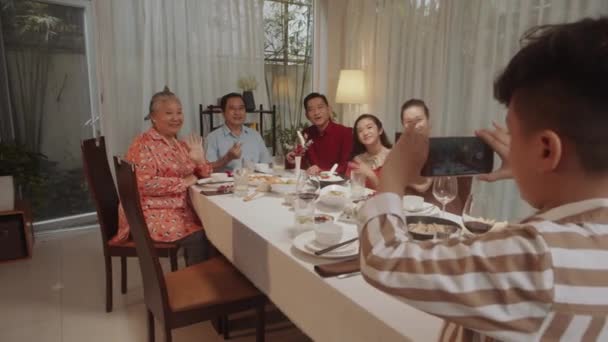 Στιγμιότυπο Αγοριού Φωτογραφίζει Την Οικογένειά Του Κάθεται Στο Τραπέζι Του — Αρχείο Βίντεο