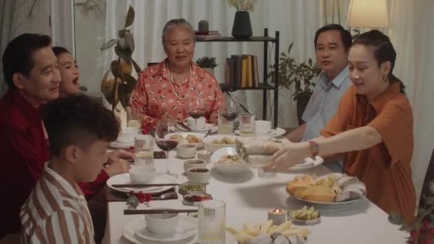 Media Toma Gran Familia Asiática Cenando Mesa Festiva Celebrando Casa — Vídeo de stock