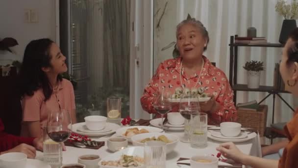 Ηλικιωμένη Γυναίκα Και Κόρη Της Σερβίρουν Γιορτινό Τραπέζι Ορεκτικό Ενώ — Αρχείο Βίντεο