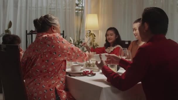 Son Sınıf Öğrencisi Bir Kadının Bütün Ailesiyle Birlikte Yemek Yerken — Stok video