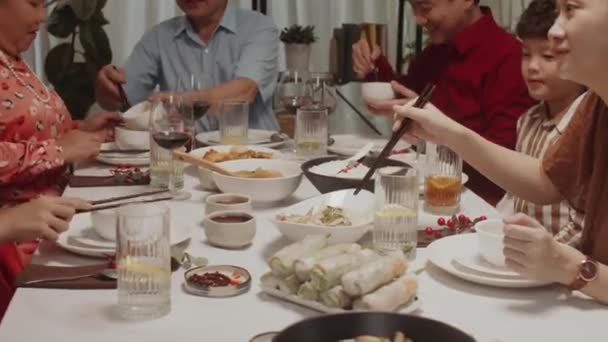 Ruční Záběr Velké Multi Generační Asijské Rodiny Při Večeři Slavnostního — Stock video