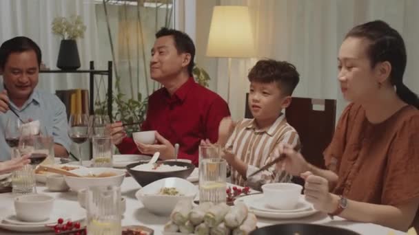 Coup Main Grande Famille Asiatique Parlant Tout Ayant Dîner Festif — Video