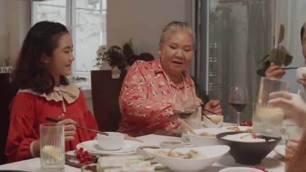 Střední Záběr Starší Babičky Uvedení Tradiční Asijské Svačinka Talíři Vnučky — Stock video