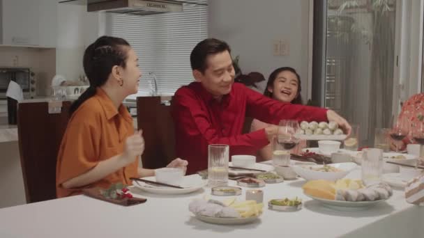 Multi Geracional Família Asiática Jantando Mesa Festiva Acolhedora Sala Estar — Vídeo de Stock