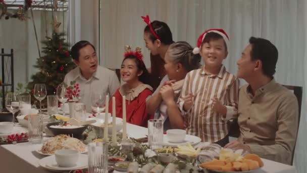 Medellångt Porträtt Stora Asiatiska Familjen Firar Jul Vid Festligt Bord — Stockvideo