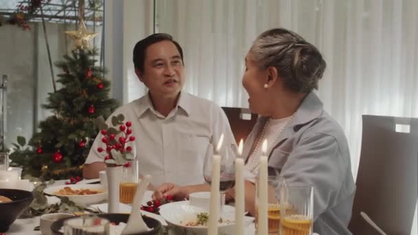 Potret Pasangan Senior Merayakan Natal Meja Makan Dan Tersenyum Depan — Stok Video