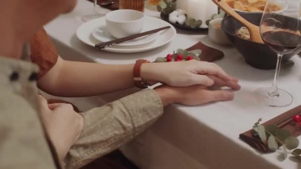 Schnappschuss Eines Nicht Wiederzuerkennenden Paares Das Sich Beim Essen Mit — Stockvideo