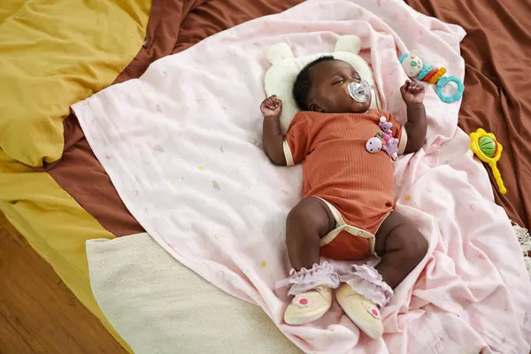 Black Newborn Baby Sleeping Bed Sucking Pacifier Top View — Stock Photo, Image