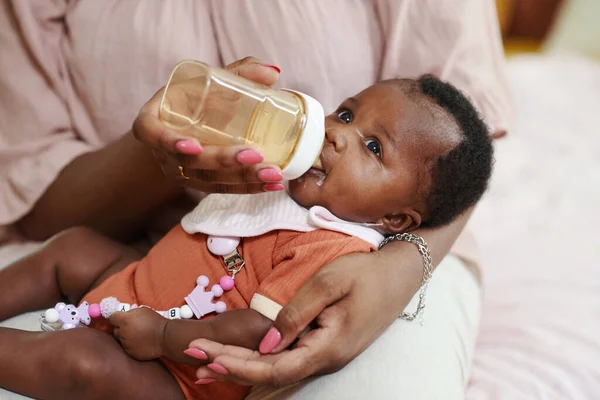 Mujer Negra Alimentando Bebé Recién Nacido Con Fórmula —  Fotos de Stock