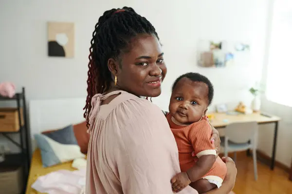 Portrait Femme Noire Avec Petit Bébé Dans Les Mains Debout — Photo