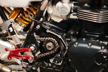 Tamir edilmesi gereken bozuk motosikletin yakın plan görüntüsü.