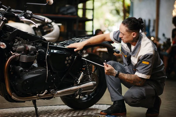 Reparador Fijación Motocicleta Garaje Moderno —  Fotos de Stock