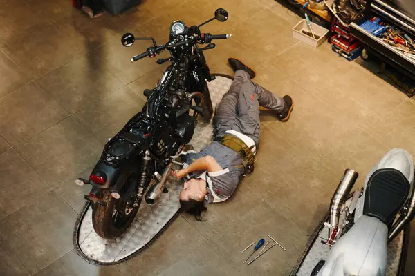 Mecánico Acostado Junto Motocicleta Reparar Vehículo —  Fotos de Stock