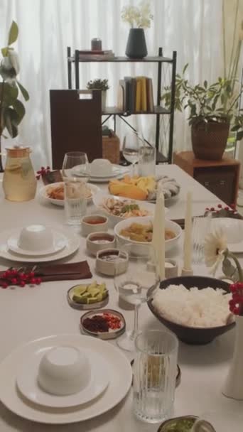 Dikey Pirinç Kasesi Aperatifler Evdeki Yemek Masasında Taze Meyveler — Stok video