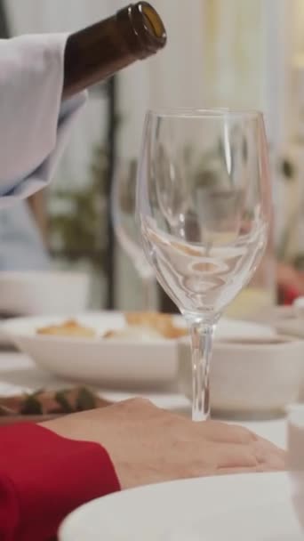 Verticaal Schot Van Mens Vullen Glas Met Rode Wijn Hebben — Stockvideo