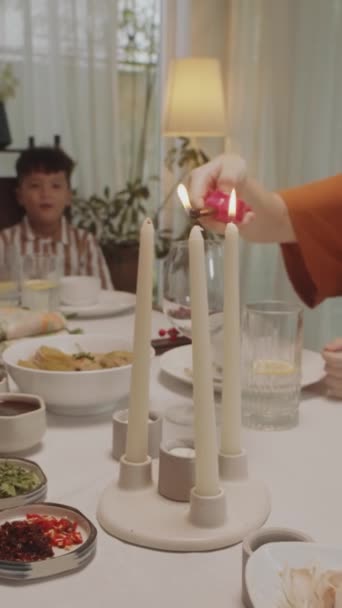 Foto Vertical Mujer Encendiendo Velas Durante Cena Familiar Casa — Vídeos de Stock