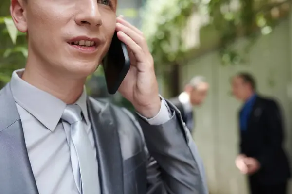 Girişimci Ortakları Arka Planda Konuşurken Avukatla Telefonda Konuşuyor — Stok fotoğraf