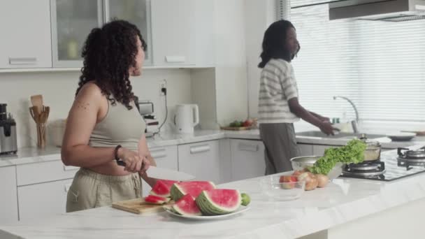 Mittlere Langzeitaufnahme Einer Jungen Frau Die Wassermelone Schneidet Während Ihr — Stockvideo