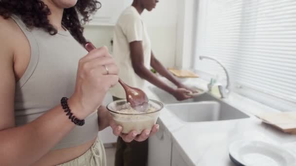 Incline Tiro Jovem Comendo Cereais Para Café Manhã Enquanto Seu — Vídeo de Stock