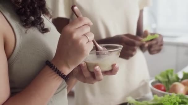 Incline Tiro Companheiros Quarto Biraciais Comendo Café Manhã Saudável Cozinha — Vídeo de Stock