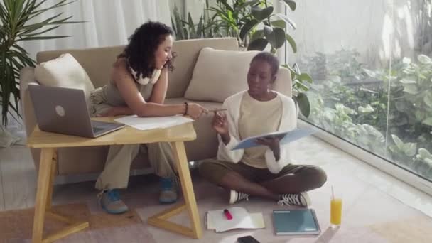Lange Aufnahme Diverser College Freundinnen Die Gemeinsam Hausaufgaben Wohnzimmer Machen — Stockvideo