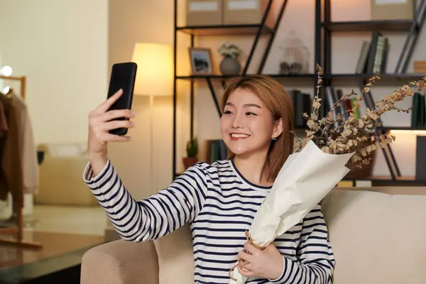 Positif Jeune Femme Asiatique Prendre Selfie Avec Bouquet Fleurs Séchées — Photo