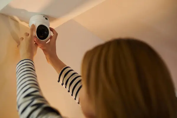 Dairenin Tavanına Güvenlik Kamerası Yerleştiren Kadın — Stok fotoğraf