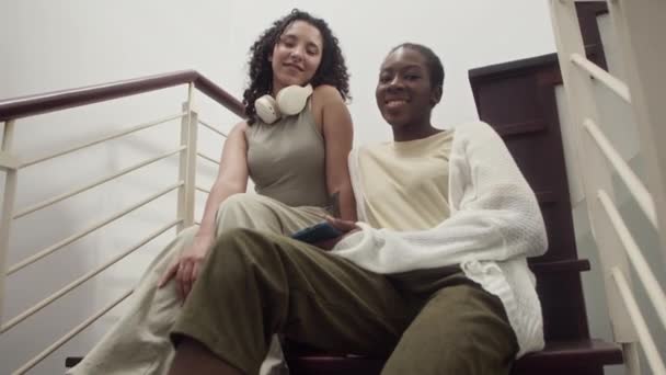 Tieffliegerporträt Diverser Freundinnen Die Auf Treppen Sitzen Und Die Kamera — Stockvideo