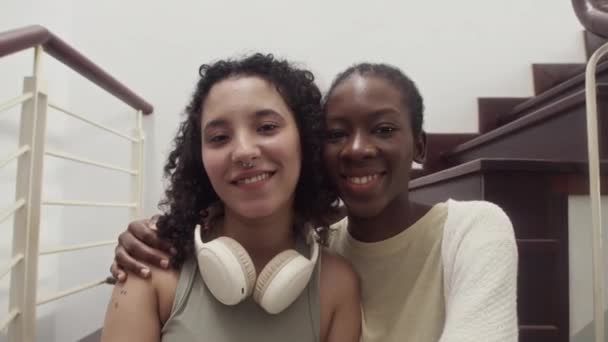 Kiralık Evdeki Merdivenlerde Kameraya Gülümseyen Iki Melez Kız Arkadaşın Yakın — Stok video