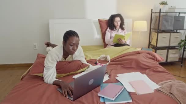 Handhållen Bild Kvinnliga Biracial Rumskamrater Förbereder Sig För Examen När — Stockvideo