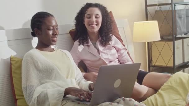 Μέση Βολή Χαρούμενα Κορίτσια Biracial Κουβεντιάζοντας Τους Φίλους Στο Φορητό — Αρχείο Βίντεο