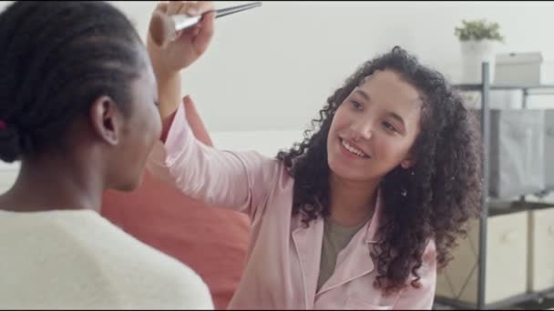 Tiro Medio Mujer Multiétnica Aplicando Polvo Cara Novia Con Cepillo — Vídeos de Stock