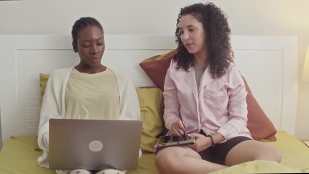 Medium Lange Schot Van Biracial Vrouwelijke Vrienden Voor Bereiden Examen — Stockvideo