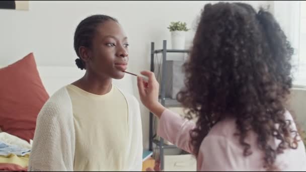 Sobre Hombro Mujer Joven Aplicando Bálsamo Labial Los Labios Novia — Vídeos de Stock