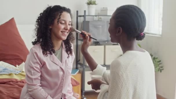Tiro Médio Mulher Afro Americana Usando Escova Aplicar Rosto Dos — Vídeo de Stock