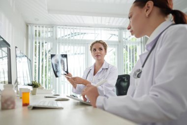 Tıbbi araştırmacılar Coronavirus 'tan iyileşen hastaların röntgenlerini inceliyor.