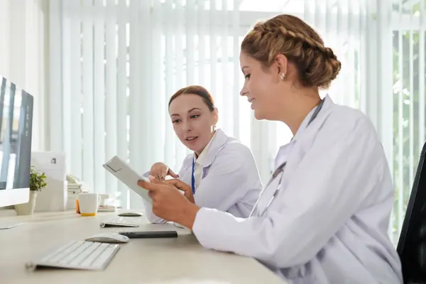 Positive Young Female Doctors Discussing Information Innovative Medicine — Stock Photo, Image