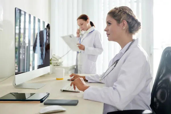 Research Scientist Working Computer Medical Office Analysizt Results Clinic Tests — Stock Photo, Image