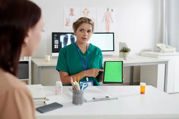 Medical Nurse Talking Patient Pointing Green Chroma Key Tablet Screen — Stock Photo, Image