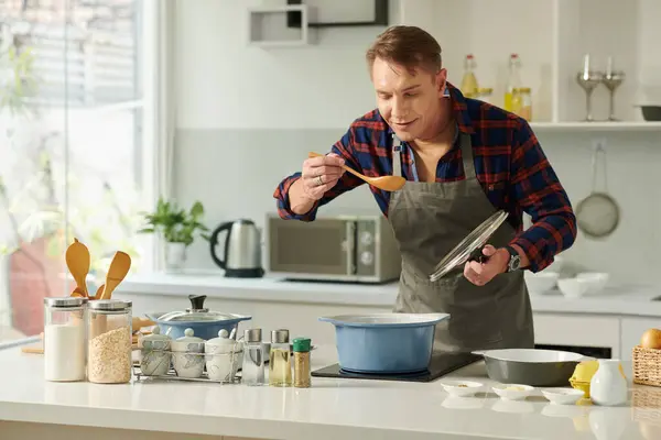 Hombre Feliz Disfrutando Del Olor Deliciosa Sopa Que Está Cocinando — Foto de Stock