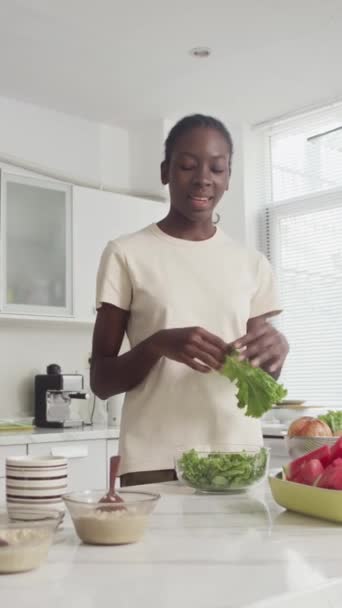 Vertikal Svart Glad Flicka Matlagning Grön Sallad Till Frukost Eller — Stockvideo