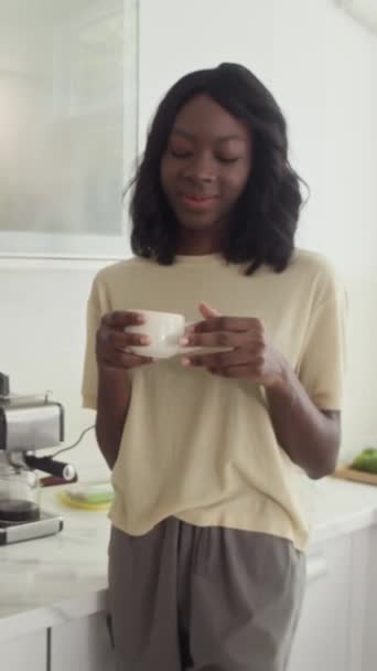 Senkrecht Einer Afroamerikanerin Hauskleidung Die Kaffee Trinkt Und Hause Mit — Stockvideo