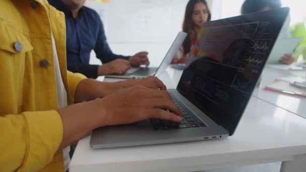 Close Mãos Aplicativo Codificação Homem Irreconhecível Laptop Trabalhando Escritório Com — Vídeo de Stock